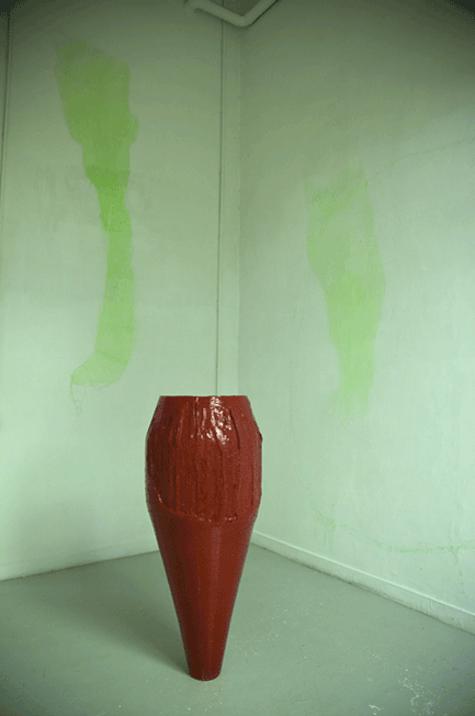 Les cuisines, pot en élastomère 1m40 x 43 cm x 18 cm, soupe de cresson, pastel sur mur et filtre lumière verte, 2013